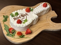 個室でAnniversary plan（ギター型ケーキ付）