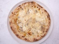 クアトロフォルマッジョ - 4種のチーズ  [サラダ付き]