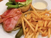【テイクアウト】ベーコン・チェダーチーズバーガー　【フレンチフライ付き】