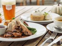  《サンクスギビングディナーコース》 店内　テーブル席