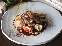 ガリシア産 栗豚の炭焼き　黒七味のソースとクレームダイユ