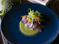 カツオのカルパッチョ　アスパラガスのピュレ
