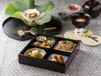 松花堂弁当 8,000円　※平日ご昼食・11:30-／13:00-二部制・フロア席限定