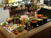 【平日ランチビュッフェ+フリーフロー】120分制 インドカレー×自家製チャイ×デザート + 90分間スパークリングワイン飲み放題付き