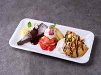 Assorted dessert plate with a congratulatory message (charged)