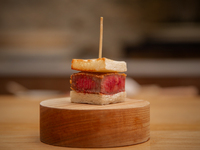 [ຫ້ອງສ່ວນຕົວ] ຫຼັກສູດມາດຕະຖານຂອງຊີ້ນງົວ Kobe, ຊີ້ນງົວ Wagyu ທີ່ເລືອກຢ່າງລະມັດລະວັງ ແລະອາຫານທະເລຕາມລະດູການ, ມີທັງໝົດປະມານ 10 ອາຫານ.