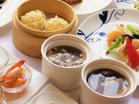 ■2名様よりホール席｜税込3,980円｜フカヒレスープ・名物 担々麺入りビジネスランチコース｜銘々盛り｜サービス料・チャージ料0円