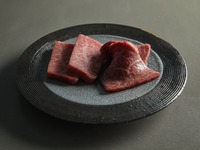 [Aged Yonezawa Beef Special Course] Salted Tongue, Special Cuts, Sirloin + Champagne (Private Room Guaranteed)