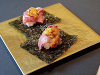 【プラチナコース　税込み7000円　雲丹と熟成黒毛和牛の肉寿司、大判サーロインの焼きすき、熟成和牛特選5種盛り他（全14品）