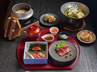 【寿司と和牛ローストビーフ ランチ】 「江戸前鮨重＆和だし釜炊き御飯と和牛ローストビーフ」と「旬魚の黄金出汁しゃぶ小鍋」【平日特別価格3,290円→2,890円】