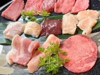 『王様御膳』黒毛和牛と厳選豚肉・新鮮牛ホルモン全13種類を少しずつ食べ比べ！嬉しいドリンク・デザート付き