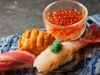蝦夷アワビステーキ、刺身2種、握り9種などのスペシャルコース