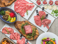 【極上コース　2時間飲み放題付き　税込み9900円】　熟成肉を思う存分堪能できる贅沢プラン】極上タン食べ比べ、カルビ、ロース、サーロインと上赤身の焼きすき食べ比べ、熟成牛７種盛り他全１４品