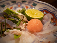 [ບ່ອນນັ່ງໂຕະ] ຫຼັກສູດພິເສດຂອງປາຕີ້ເສືອທຳມະຊາດ, ຊີ້ນງົວ, ແລະອາຫານທະເລຕາມລະດູການ, ທັງໝົດມີທັງໝົດ 13 ຈານ.