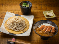 カツカレー丼と十割ざるそばのセット