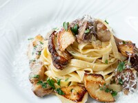 Solo nei giorni feriali: Menu pranzo business omakase stagionale, variabile giornalmente, con doppio piatto principale — 5 portate — ¥7,000