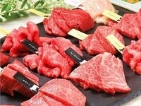 Fコース　〜名物、肉寿司焼き雲丹とサーロインの手巻きキンパがついた肉11種盛り合わせプレート〜【17品】