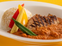 ③SOCO特製 但馬どりと夏野菜のトマトカレー