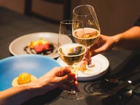 【テーブル席限定飲み放題コース】前菜3品、シェフ厳選のお肉、締めのパスタまで味わえるコース＋フリードリンク　※テーブル席限定