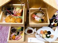Recommended seasonal meal: "Springtime bento" (table seating)