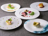 【サスティナブルランチコース】伊勢志摩の自然と向き合い未来へつなぐことをテーマにしたコース。  未利用魚や地域食材をフランス料理として丁寧に仕立て、新たな美味しさとしてご提案いたします。  この一皿が、海と地域を守る小さな一歩となります。全5品・テーブルチェック予約限定選べるワンドリンク付き