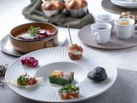 런치(좌석만 예약): 소량씩 다양한 요리부터 식후 디저트와 계절 향차까지 제공합니다.