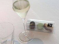 Web-only MENU SPÉCIAL plan with a glass of champagne and three types of souvenir sweets