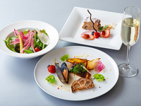 【土・日・祝日 オンライン限定！乾杯スパークリングワイン付き】ホリデープリフィクスランチ［ランチコース・全3品］