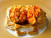 （午餐與晚餐）【雙隻上海蟹比拼套餐】整隻清蒸上海蟹！鮮味十足的雌蟹蟹黃、綿密深沉的雄蟹白子（shirako），再加上蟹肉的鮮美與蟹膏的甘甜——「W 上海蟹」，盡情享受鮮味極致。