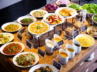 [Includes seasonal dessert] Includes 30 types of deli & salad bar + freshly baked popover + toast drink