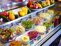 [Lunch] Includes a salad bar with 30 varieties, a main dish to choose from 3 options, and a toast drink.