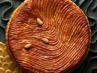 【TAKEOUT-PIERRE HERMÉ PARIS-GALETTE DES ROIS】ガレット アンフィニマン アマンド(約18cm) ¥4,320