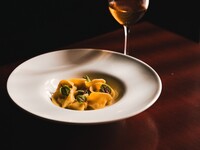 【ペアリング付きGourmandコース】旬の食材やトリュフ、キャビア等の高級食材を使用し、魚介のお料理やシェフ厳選のお肉まで楽しめるグルメなあなたの為のコース　全８品＋ペアリング