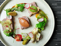 4皿のコース（前菜　魚料理　肉料理　デザート）