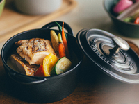 彩り野菜のグリーンカレー　ランチサラダ・スープ・ご飯付き