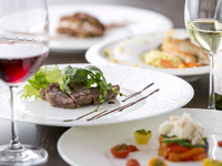 Course lunch (appetizer + soup + hors d'oeuvres + pasta + main + bread + dessert + drink)