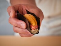 [Includes sea urchin hot dog] Chef's choice beef sushi course
