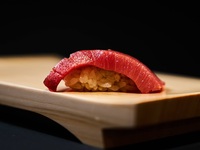 《契の饗宴》珠玉の握り15貫をはじめ、季節の素材を活かした前菜など10品に舌鼓。