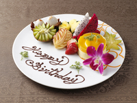 Add a heartwarming surprise ★ [Anniversary & Chef's Course & 2 hours all-you-can-drink] A shared course consisting of must-try Thai dishes such as the classic fresh spring rolls and "grilled young chicken" and a special surprise plate with a message.