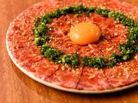 [Includes Platinum Yukhoe] Assortment of 10 pieces of seasonal seafood and carefully selected Japanese beef sushi