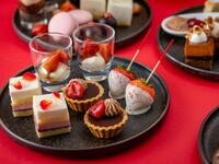 【平日：窓側確約・天空アフタヌーンティー】季節のティーフードやスパーク含むフリードリンク＋季節の乾杯酒