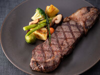 ≪Dinner Set≫Grilled Steak（Japanese Beef Sirloin） with Steamed Vegetables - Choice of Japanese-Style or Western-Style Sauce
