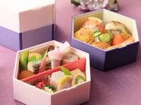 [Almuerzo en Kikugetsutei en el jardín Ritsurin] Bento de temporada(incluye matcha y dulces)