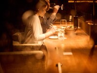 週一至週五限定：「輕鬆紀念日／共7款」秋季版——以當季食材、富士山熔岩燒烤、炙燒鮭魚腹肉，再搭配蝴蝶飛舞造型的蛋糕來點綴，為兩人打造難忘的紀念日～ ※此套餐無法選擇靠窗第一排的高背沙發座位。
