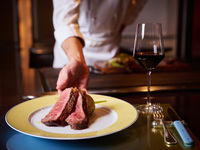 ワンドリンク+プチギフト付き　薪焼きランチコース¥15400