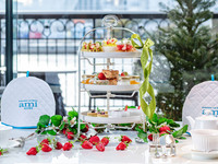 ストロベリーアフタヌーンティー（グラスシャンパーニュ付）＜店内席＞