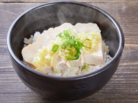 蒸し鶏のせご飯