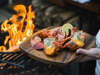 ワンドリンク+プチギフト付き　オマール海老薪焼きランチコース¥20900