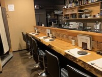 一品2品、串7本、焼き野菜2種類、お口直し、〆