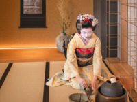 Enjoy an elegant matcha experience with a maiko